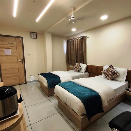 Hotel Kinara 阿穆达巴 外观 照片