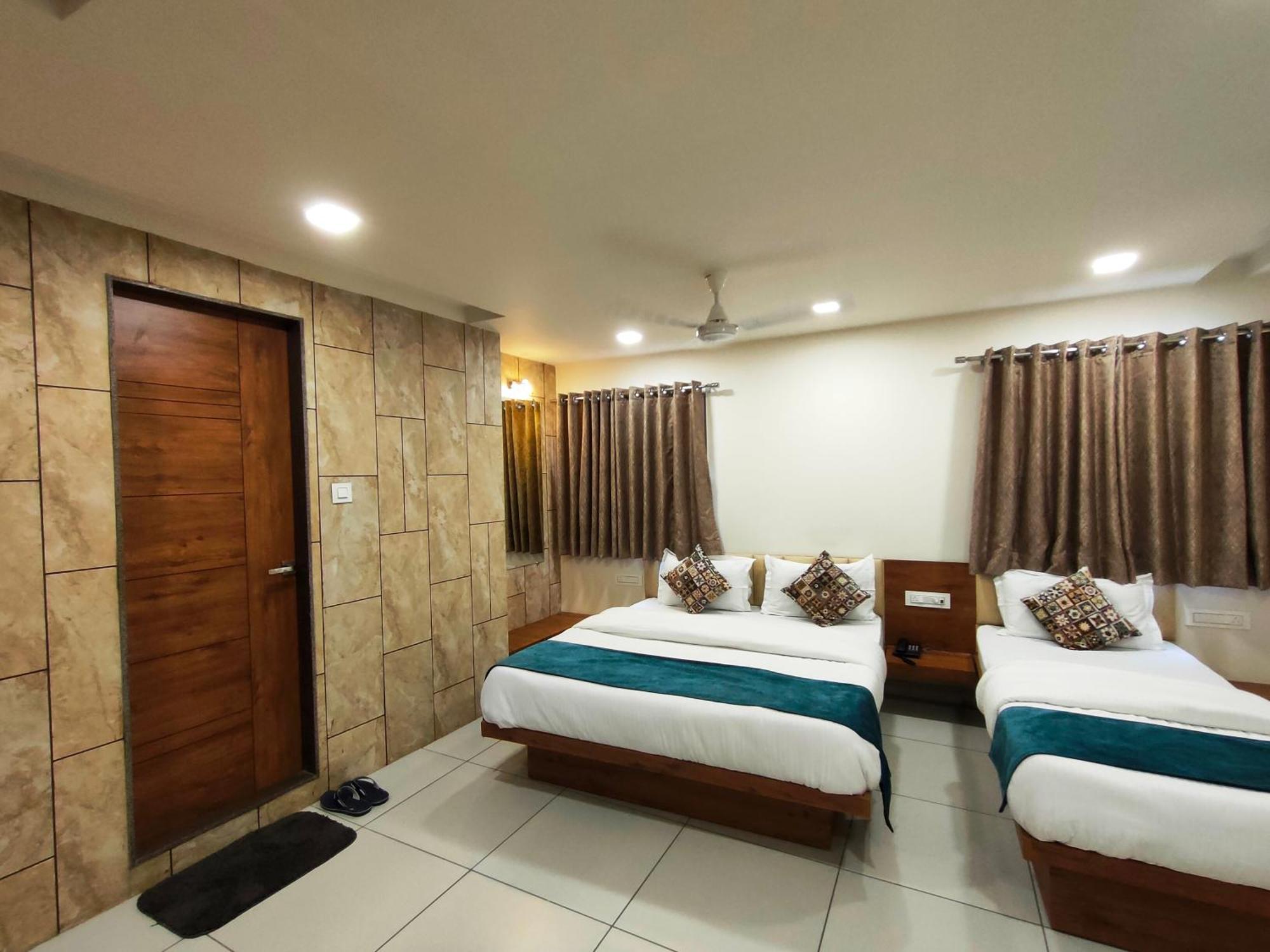 Hotel Kinara 阿穆达巴 外观 照片