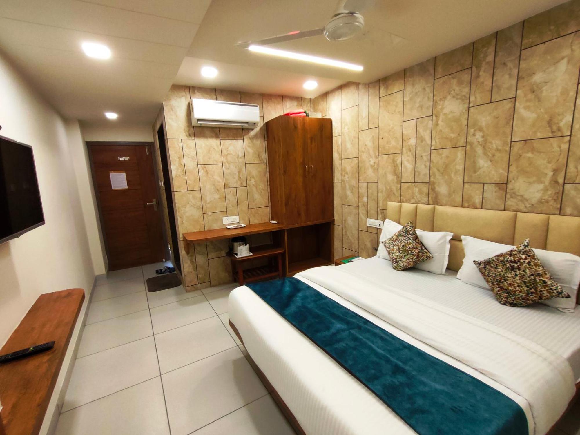 Hotel Kinara 阿穆达巴 外观 照片