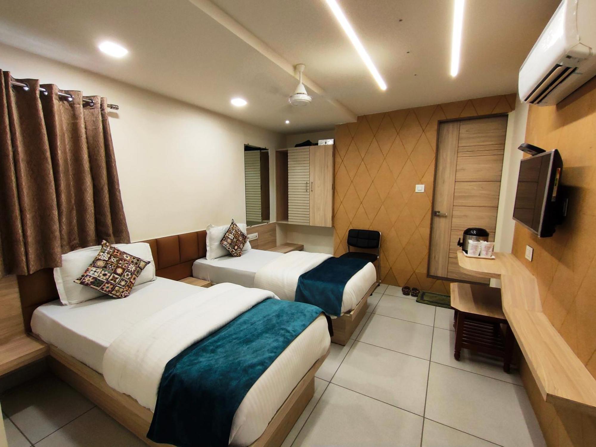 Hotel Kinara 阿穆达巴 外观 照片