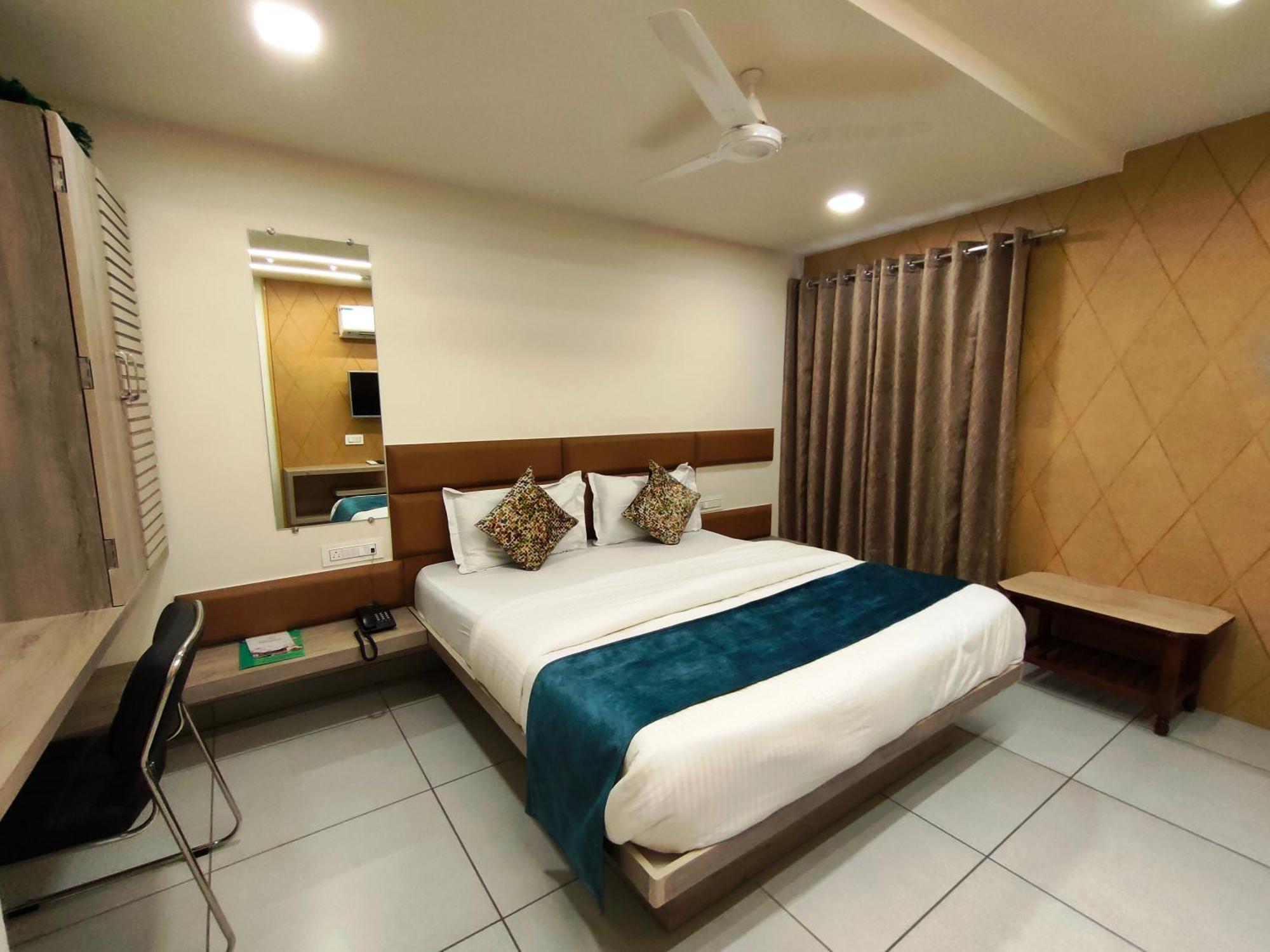 Hotel Kinara 阿穆达巴 外观 照片