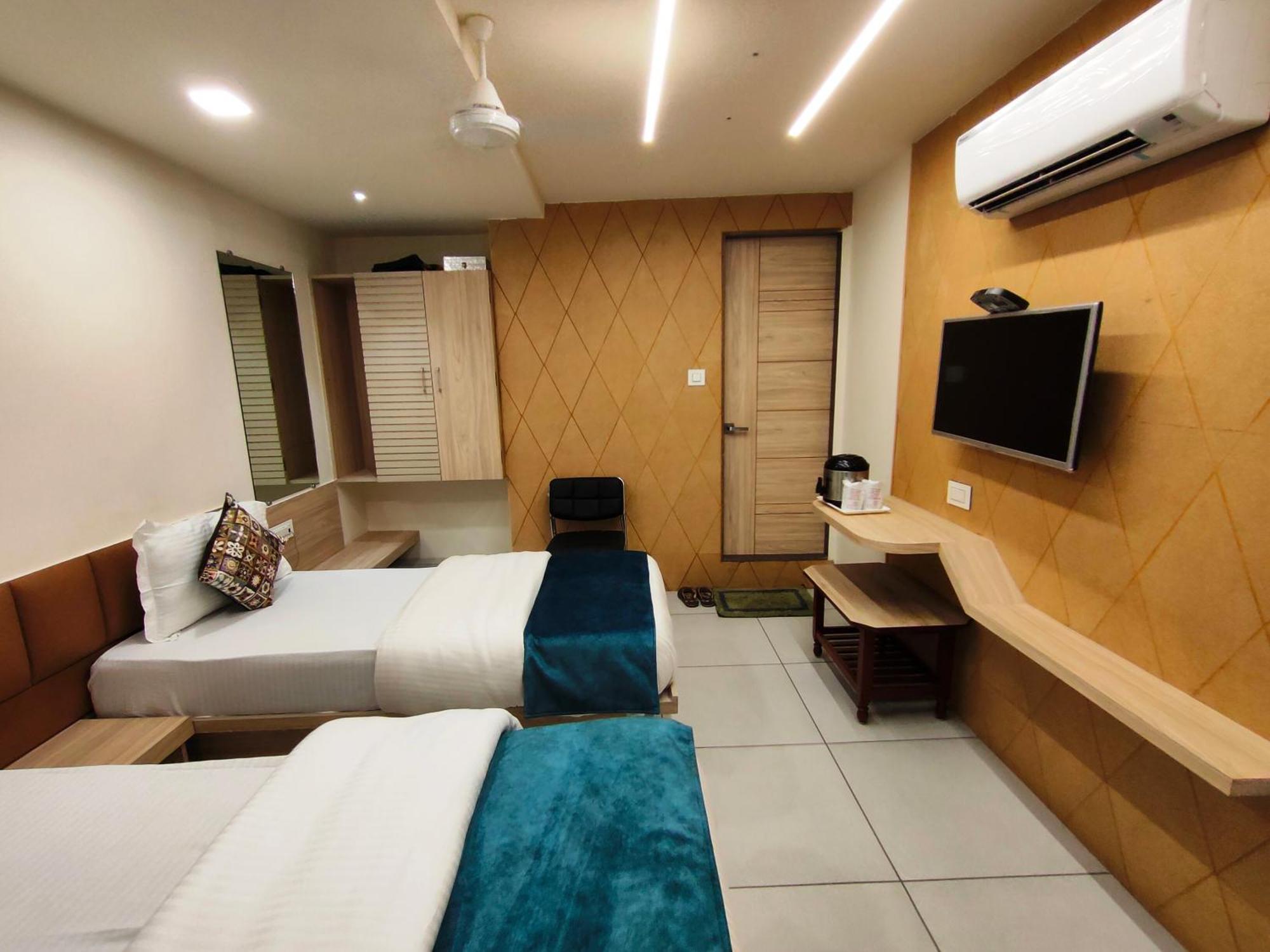 Hotel Kinara 阿穆达巴 外观 照片