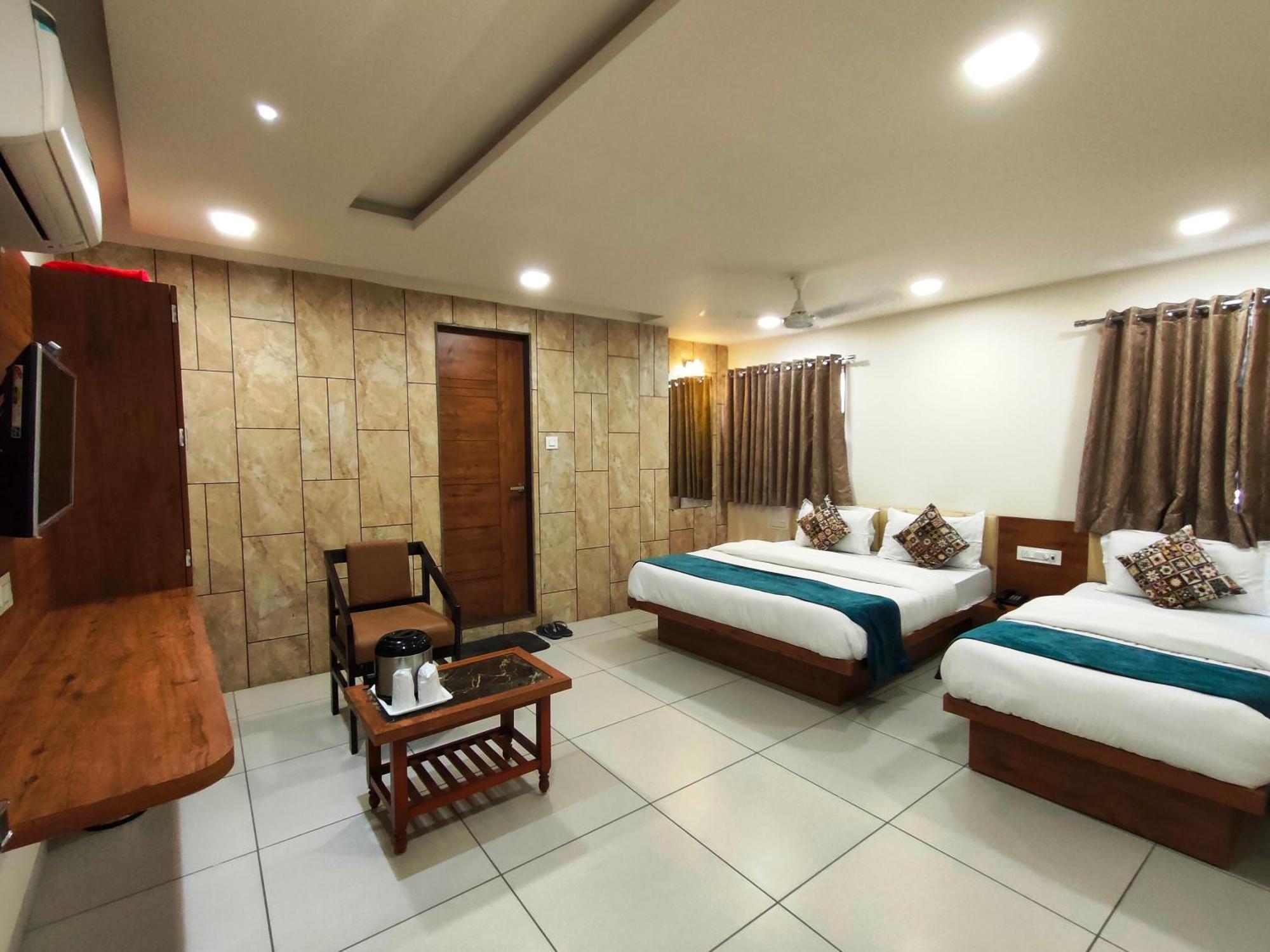 Hotel Kinara 阿穆达巴 外观 照片